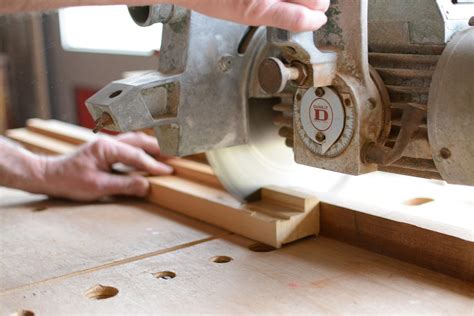 how to cut vinyl siding with a miter saw
